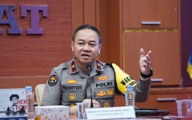 
					Malam Ini, Polri Gelar Wayang Kulit Lakon “Tumurune Wiji Sejati”