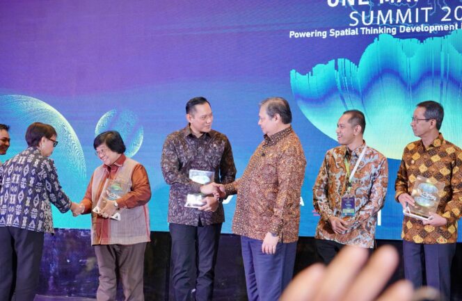 
					Terima Penghargaan Anugerah One Map Policy, Menteri AHY Tegaskan Komitmen untuk Implementasi Percepatan Kebijakan Satu Peta
