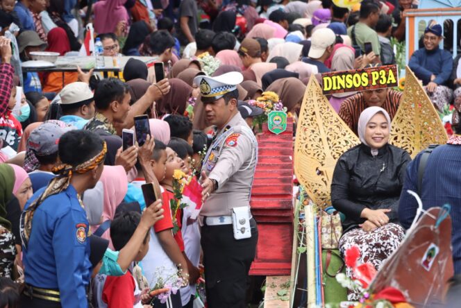
					Warga Antusias Sambut Kirab Pusaka Hari Jadi Ke-830 Trenggalek