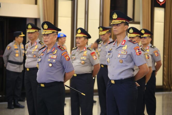 
					Kapolri Pimpin Kenaikan Pangkat 16 Pati Polri, Salah Satunya Kapolda Jateng