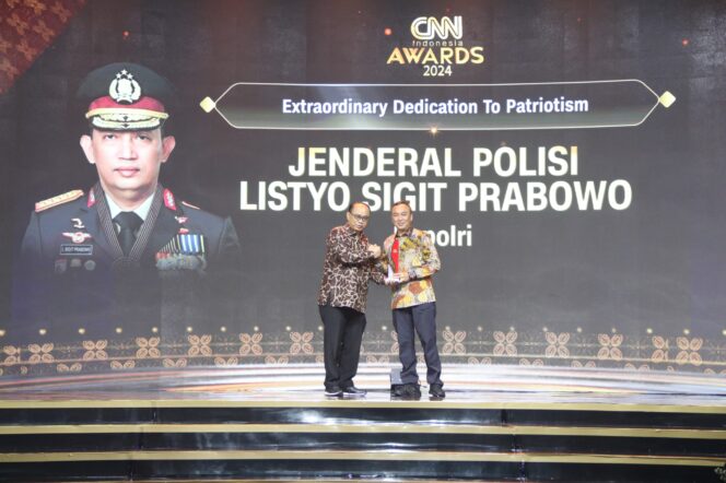 
					Kapolri Raih Penghargaan Extraordinary Dedication of Patriotism