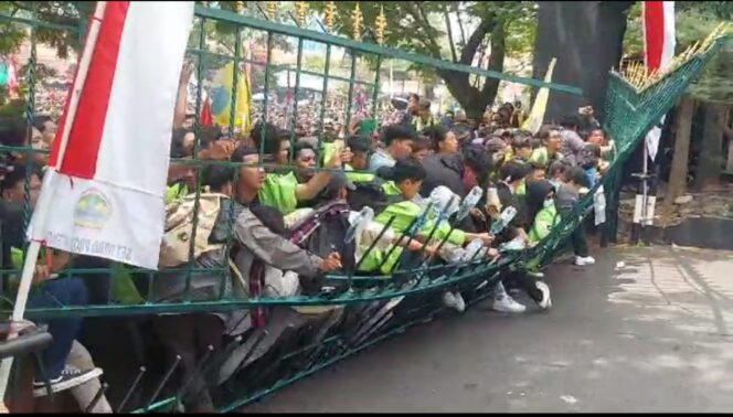 
					Aksi Ricuh Berakhir dengan Kondusif, Kabidhumas Polda Jateng Puji Kesabaran Petugas