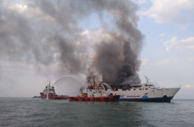 
					Kebakaran Kapal KM KIRANA I di Perairan Semarang,  Ditpolairud Polda Jateng bersinergi Berhasil Evakuasi 52 Kru Kapal