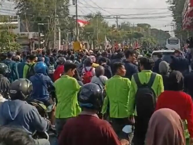
					Bersama Jaga Ketertiban, Polri dan Mahasiswa Beri Teladan Dalam Aksi di Tengah Kota