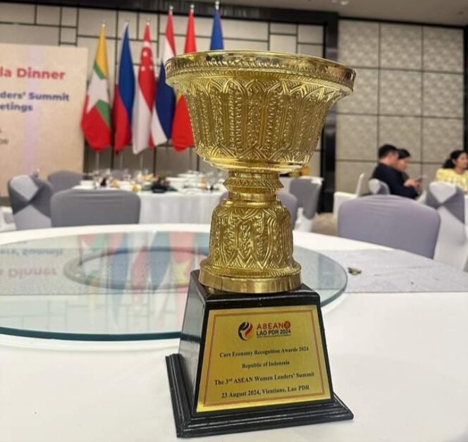 
					Bupati Trenggalek Raih Penghargaan The 3th ASEAN Woman Leader Summit