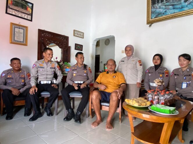 
					HUT Lalu Lintas Ke-69, Polres Wonogiri Gelar Baksos dan Anjangsana