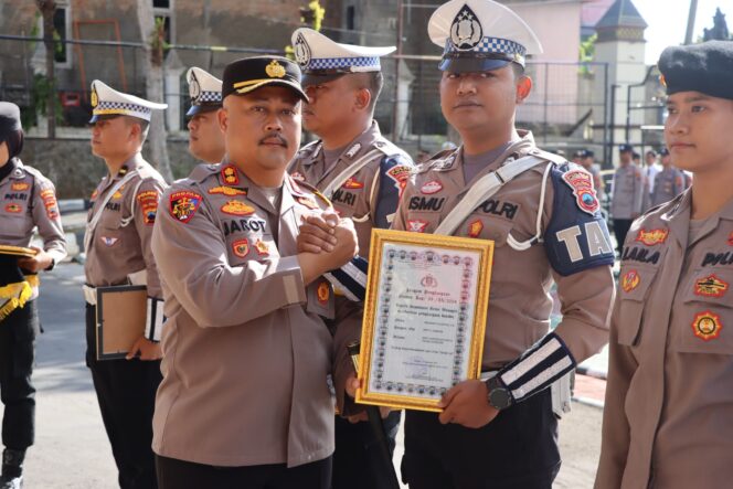 
					Kapolres Wonogiri beri penghargaan kepada anggotanya yang berprestasi
