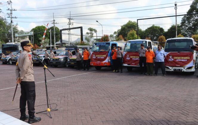 
					Atasi Dampak Kekeringan, Polres Trenggalek Kirim Bantuan Puluhan Ribu Liter Air Bersih ke 19 Desa