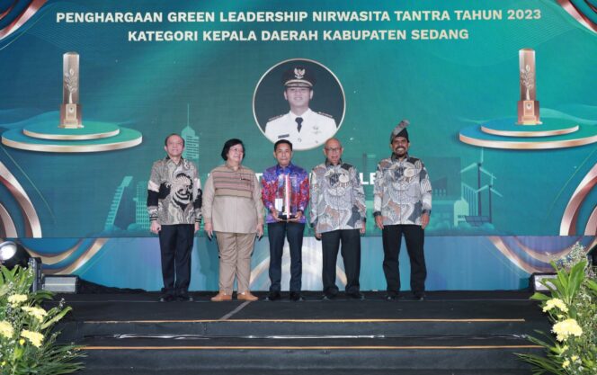 
					Bupati dan Ketua DPRD Trenggalek Raih Penghargaan Nirwasita Tantra dari Kementerian KLHK 