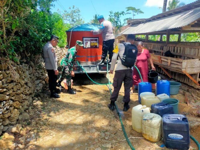 
					Patroli Genthong, Polres Trenggalek kembali Dropping Air Bersih untuk Warga Dongko dan Durenan