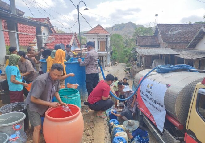 
					Terdampak Kekeringan, Polres Trenggalek Kembali Salurkan Ribuan Liter Air Bersih Ke Warga