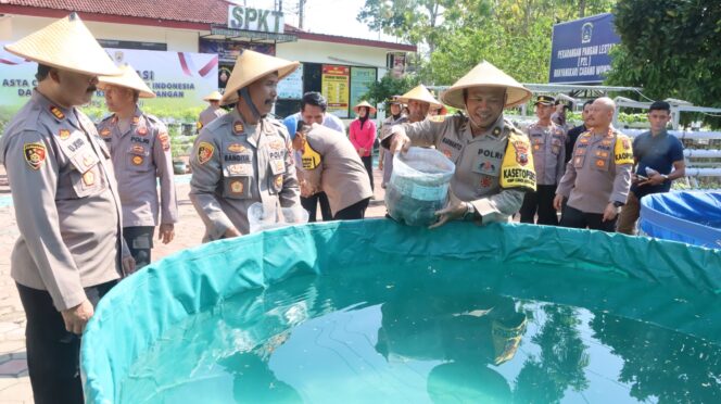 
					Polres Wonogiri Tebar Ribuan Bibit Ikan dan Tanam Sayur