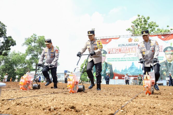 
					Kapolri dan Panglima TNI Tinjau Pemanfaatan Lahan untuk Ketahanan Pangan di Jateng