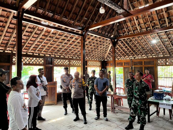 
					Kapolres Wonogiri bersama Dandim 0728 Cek TPS di Wilayah Kabupaten Wonogiri