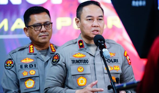 
					Densus 88 Polri Tangkap Tiga Terduga Teroris Anshor Daulah Jateng