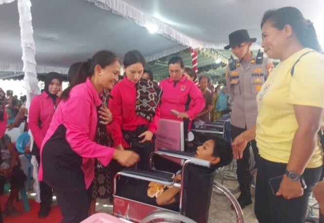 
					Ketua Umum Bhayangkari Berbagi Ribuan Paket Bansos bagi Masyarakat dan Anak Sekolah di Kabupaten Rote Ndao