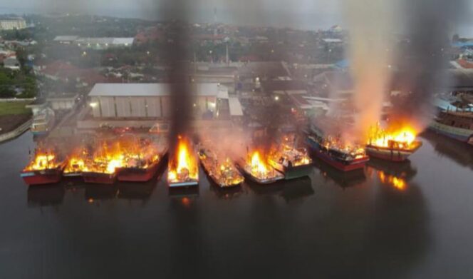 
					12 Kapal Perikanan Terbakar di Pelabuhan Pekalongan, Kapolres: Hingga Saat Ini Tidak Ada Korban Jiwa