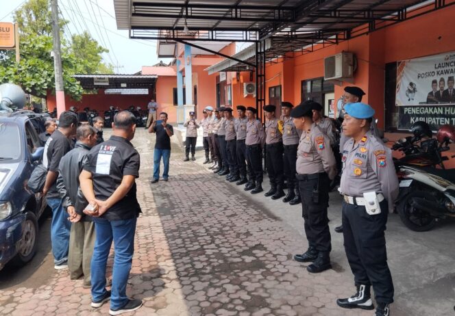 
					Polres Trenggalek Lakukan Pengamanan Aksi  Relawan Kotak Kosong di Kantor KPU dan Bawaslu