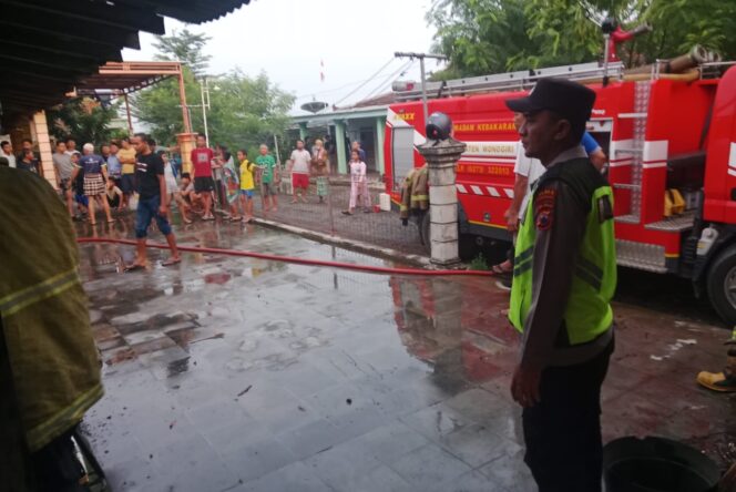 
					Rumah Pensiunan ASN di Wonogiri Ludes Diamuk Si Jago Merah, Kerugian Ditaksir Capai Ratusan Juta