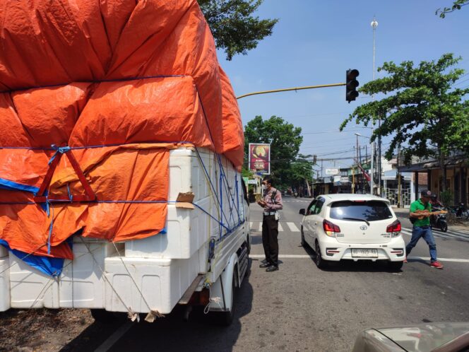 
					Polisi Tindak Tegas Truk ODOL Melintas di Trenggalek