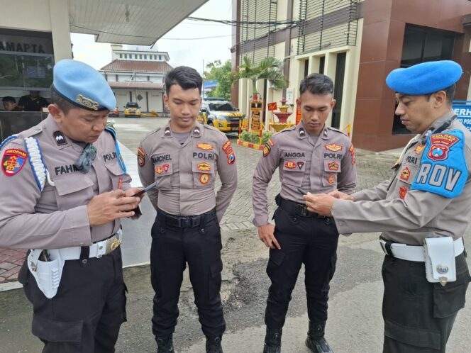 
					Tegas, Pastikan Polisi Tak Terlibat Judol, Propam Polres Trenggalek Periksa Ponsel Anggota