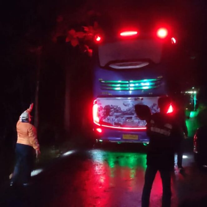 
					2 Bus Pariwisata Tersesat di Hutan Tunggangan Jatiroto Wonogiri, Polisi Lakukan Evakuasi