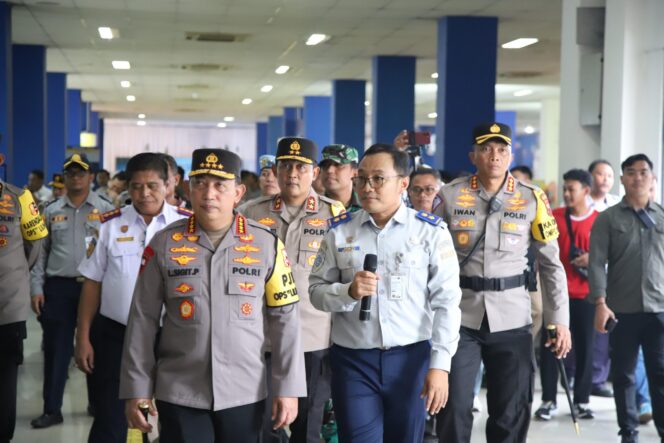 
					Pastikan Keselamatan Selama Nataru, Kapolri Cek Terminal Tirtonadi dan Solo Safari