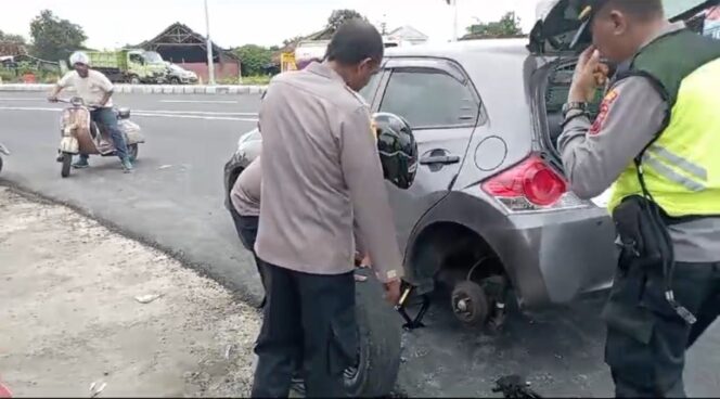 
					Aksi Kemanusiaan Petugas Pengamanan Exit Tol Prambanan Bantu Pemudik