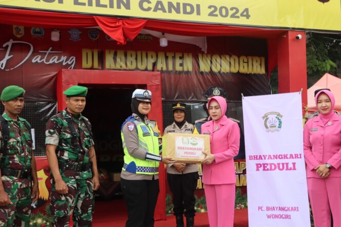 
					Bhayangkari Cabang Wonogiri Kunjungi Pospam Nataru 2024, Beri Semangat-Bagi Bingkisan