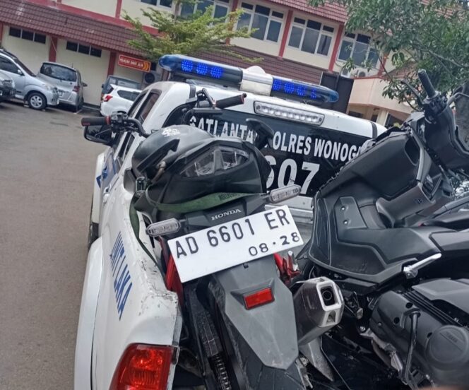 
					Polisi Olah TKP, 2 Sepeda Motor ‘Adu Banteng’ di Selogiri Wonogiri