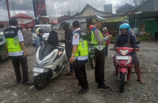 
					Hunting Penertiban Kendaraan, Satlantas Polres Wonogiri Tindak 51 Pelanggar