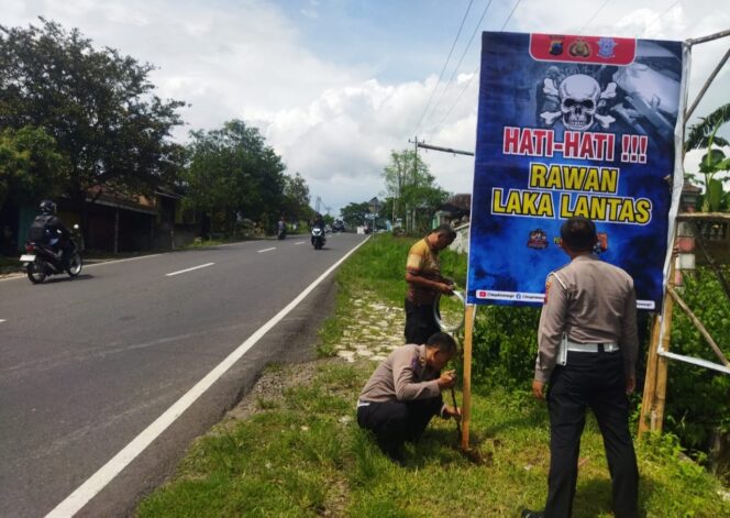 
					Polisi Pasang Rambu Peringatan di Titik Rawan Kecelakaan di Wonogiri