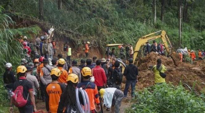 
					Tim Search and Rescue (SAR) terus berusaha keras mencari korban longsor yang terjadi di Desa Tempuran, Pekalongan/ Foto: ANTARA