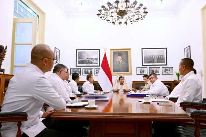 
					Pertemuan di Istana Merdeka Menggarisbawahi Komitmen Penegakan Hukum di Sektor Perizinan/ Foto: BPMI Setpres