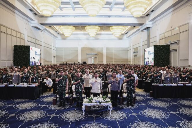 
					Prabowo Subianto menekankan pentingnya TNI dan Polri sebagai pilar utama negara dalam menjaga kedaulatan dan keamanan Republik Indonesia/ Foto: Tim Media Presiden