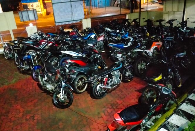 
					Geber-geber Knalpot Brong, Puluhan Motor Diamankan Polisi Pada Malam Tahun Baru