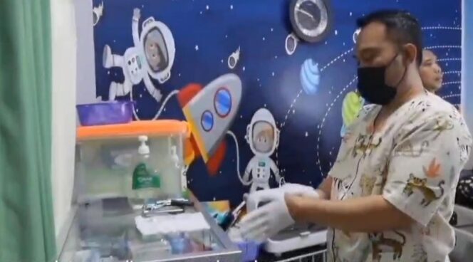 
					Berkomitmen membantu masyarakat, Personel Polres Semarang buka klinik Khitan.