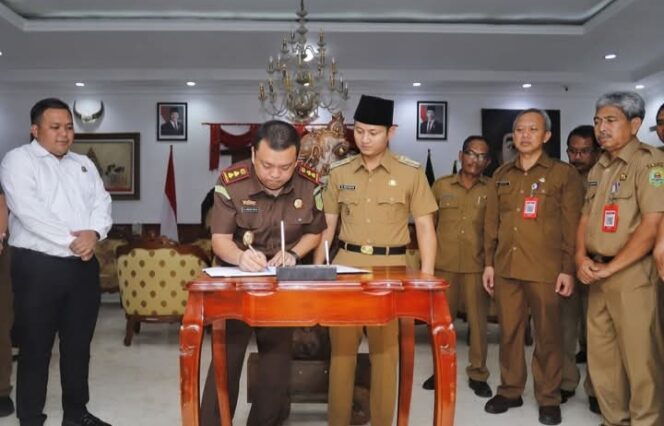 
					Bupati Nur Arifin dan Kajari Trenggalek Teken MoU di Bidang Perdata dan Tata Usaha Negara 