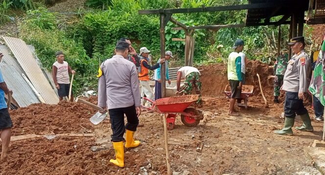 
					Longsor di Desa Ronggojati, Polsek Batuwarno Kerja Bakti Bersihkan Material Longsoran dan Beri Bansos Ke Warga Terdampak