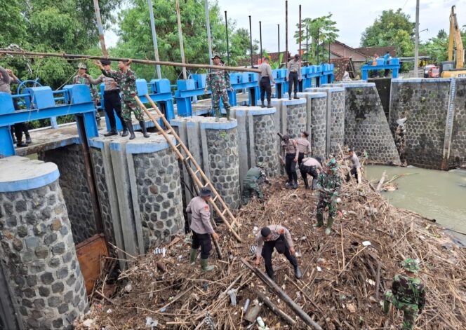 
					Bersama Lawan Bencana, Polres Sukoharjo Bersihkan Bendungan Bengawan Solo dari Sampah