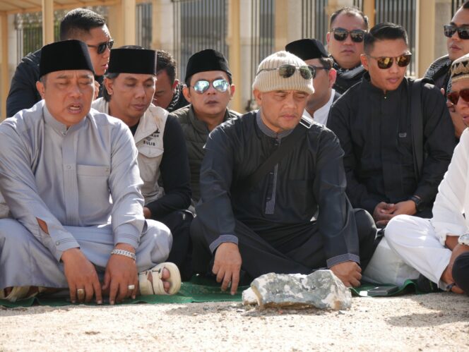 
					Ahmad Luthfi, calon Gubernur Jawa Tengah 2024, melaksanakan ziarah kubur KH Maimoen Zubair di kompleks Pemakaman Ma'la, Makkah, hari ini, Selasa (7/1/2025)/ Foto: Zulkarnain