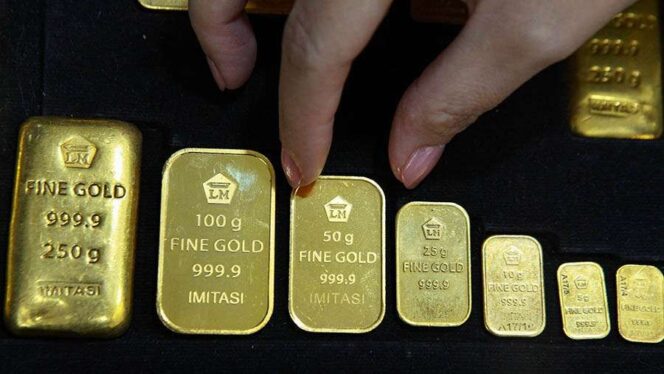 
					Deretan emas logam mulia Antam dari berbagai berat. (Foto: Bloomberg Technoz/Andrean Kristianto)
