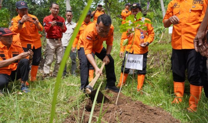 
					Bupati Ponorogo Sugiri Sancoko dan Wakil Bupati Lisdyarita memimpin penanaman 4.550 bibit pohon produktif di Dukuh Gayungan, Desa Tugurejo, Slahung, Selasa (11/2/2025)/ Foto: ponorogo.go.id