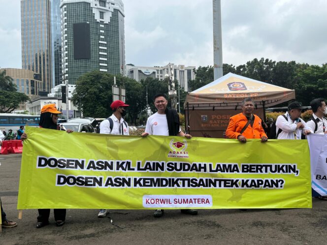 
					Dosen ASN Kemendikti Saintek Gelar Demo Tuntut Tunjangan Kinerja di Istana Negara/ Foto: 
@progresip_

