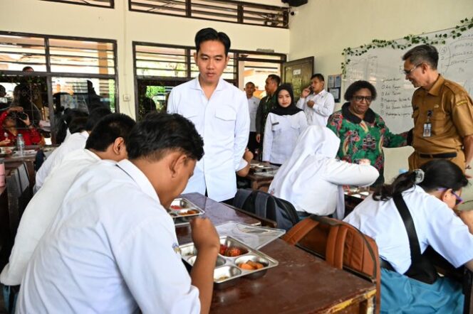 
					Wapres Gibran meninjau Program Makan Bergizi Gratis di SMA Negeri 10 Surabaya, pastikan kesejahteraan siswa. (Foto: BPMI Setwapres)