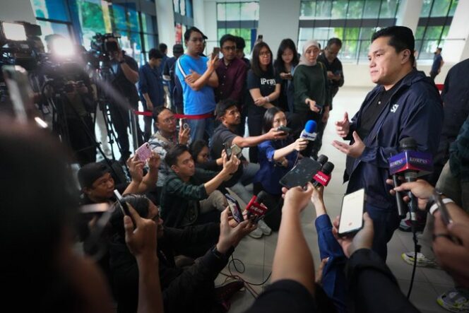 
					Ketua Umum PSSI Erick Thohir mengumumkan komitmen besar untuk memperkuat Timnas Indonesia dalam konferensi pers yang digelar di GBK Arena, Senayan, Jakarta Pusat, pada Sabtu (22/2/2025)/ Foto: @erickthohir