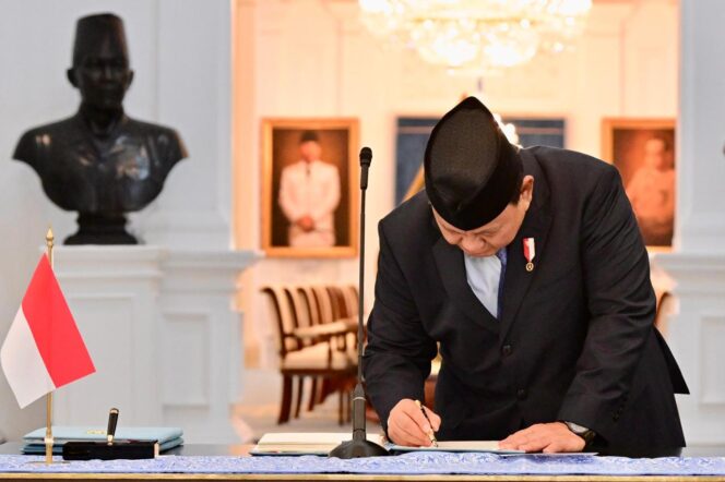 
					Pada tanggal 24 Februari 2025, Presiden Prabowo Subianto menandatangani tiga produk hukum yang sangat penting bagi pengelolaan Badan Usaha Milik Negara (BUMN) dan investasi strategis nasional. Penandatanganan berlangsung di Istana Merdeka, Jakarta/ Foto: BPMI Setpres