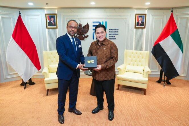 
					Menteri Badan Usaha Milik Negara (BUMN) Erick Thohir menggelar pertemuan dengan Duta Besar Uni Emirat Arab (UAE) untuk Indonesia, H.E. Abdulla Salem Al Dhaheri, bersama perwakilan dari SANAD Group, perusahaan di bidang aerospace engineering, pada Selasa (25/2/2025)./ Foto: @erockthohir