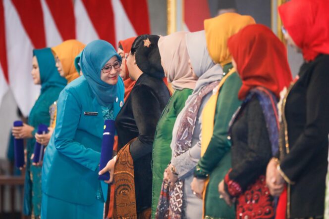 
					Ketua Tim Penggerak PKK sekaligus Ketua Tim Pembina Posyandu Provinsi Jawa Tengah, Ny. Hj. Nawal Arafah Yasin, M.S.I., melantik dan meresmikan Ketua Tim Penggerak PKK serta Ketua Tim Pembina Posyandu se-Jawa Tengah untuk masa jabatan 2025-2030./ Foto: Reynald