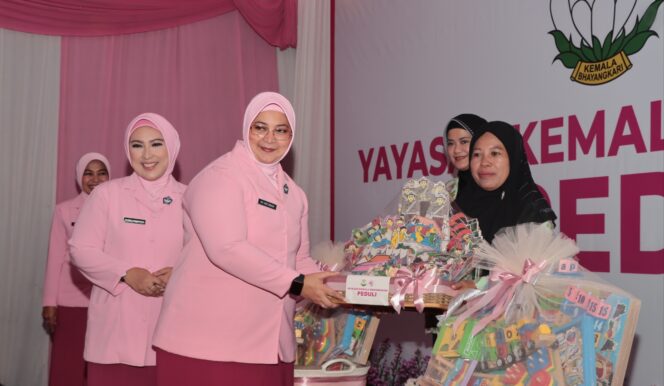 
					Dukung Gizi Anak, Ketua PYKB Daerah Jatim Berbagi di TK Kemala Bhayangkari  Nganjuk